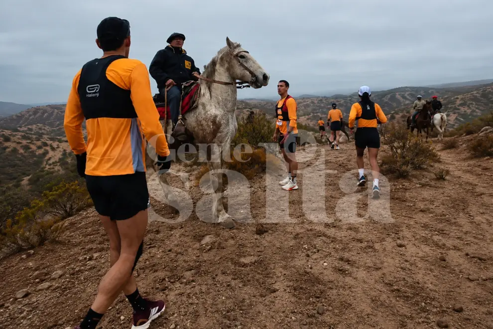 un grupo de jinetes atacó a corredores durante una competencia