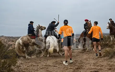 un grupo de jinetes atacó a corredores durante una competencia