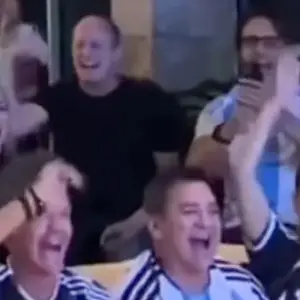 Con un habano y rodeado de amigos, Martín Insaurralde siguió por TV el triunfo de la Selección y volvió al centro de la escena