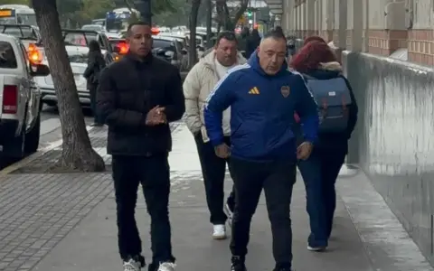 Villa llegando al centro médico para la revisión previa a firmar con el Xeneize