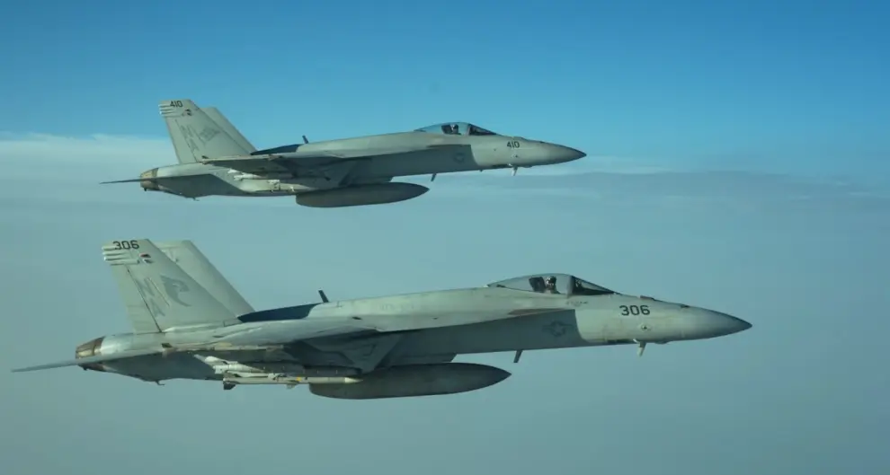 Aviones de Estados Unidos sobre el Estrecho de Ormuz