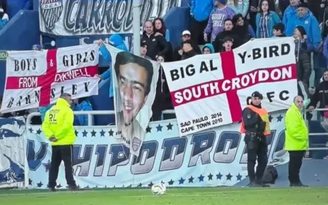 Las banderas inglesas, robadas por hinchas argentinos, lucieron en el Feliciano Gambarte a días del clásico Argentina-Inglaterra.