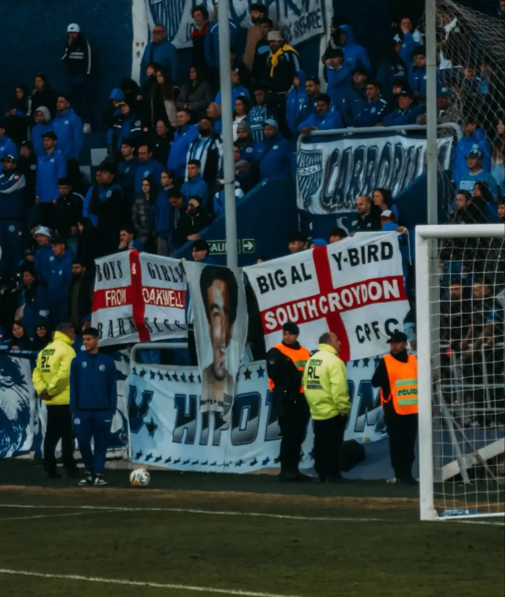 Las banderas inglesas robadas en el Mundial Brasil 2014 fueron exhibidas en cancha de Godoy Cruz.