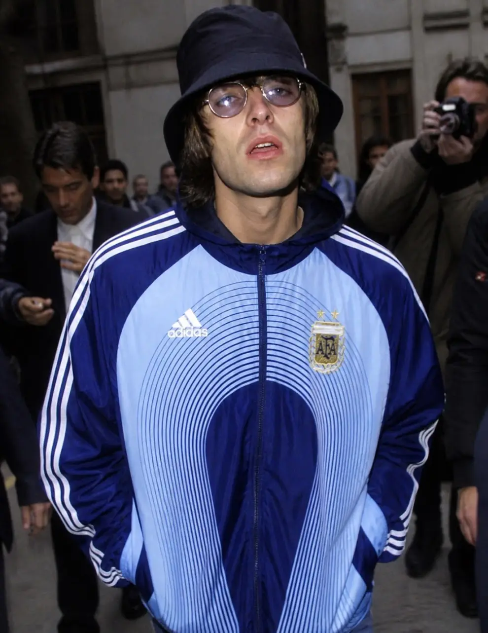 El líder de Oasis, Liam Gallagher, durante su juventud, con una campera de entrenamiento de la Selección argentina.
