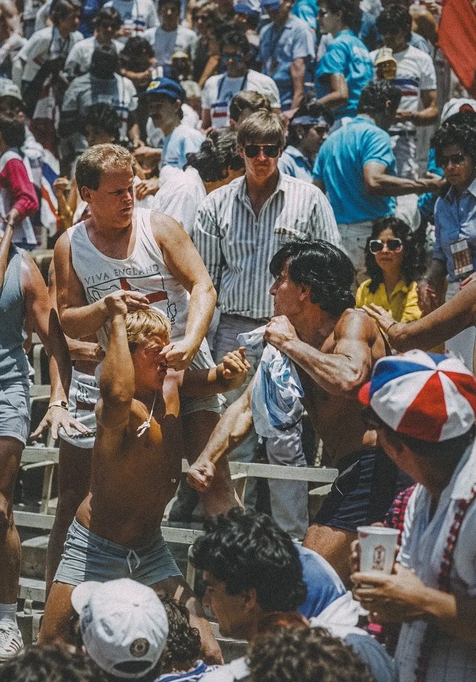 El recordado enfrentamiento de barras argentinos con hooligans ingleses en el estadio Azteca de México, en 1986.