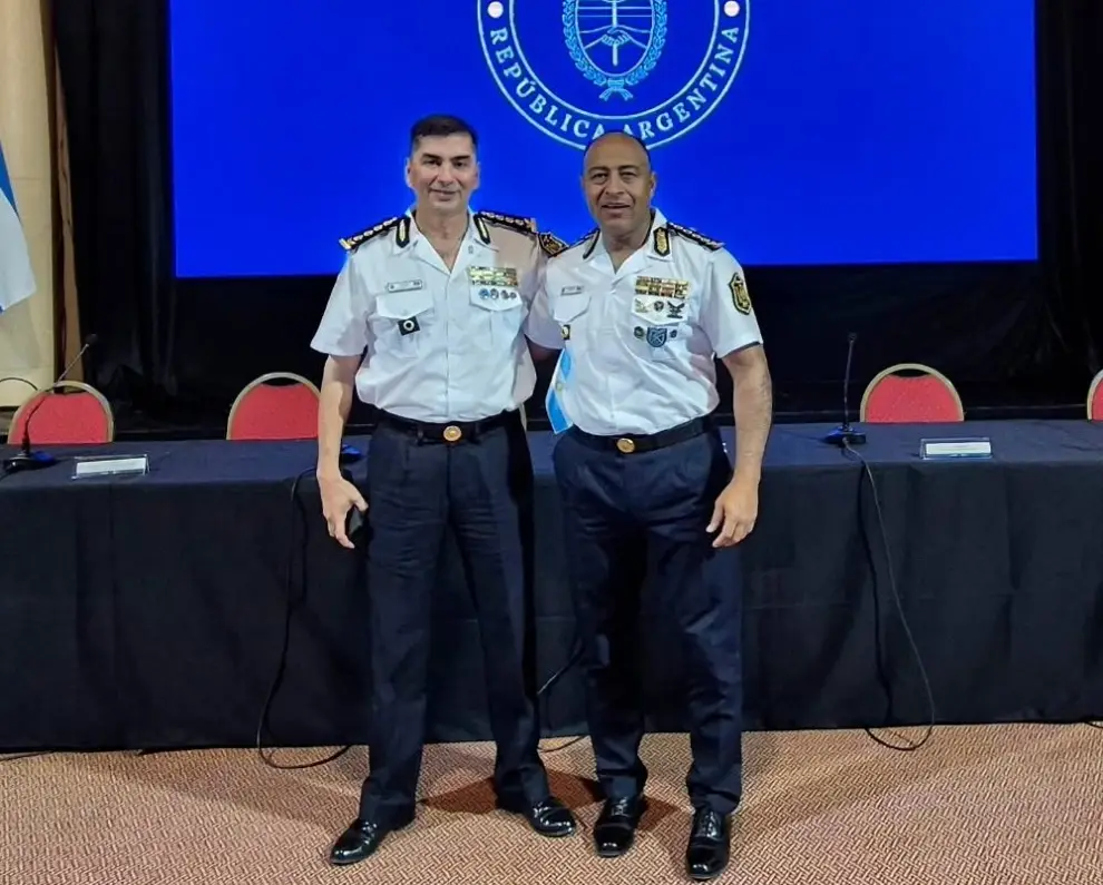 El ahora exjefe, Bustos, y Walter Toledo, el nuevo titular de la Policía.