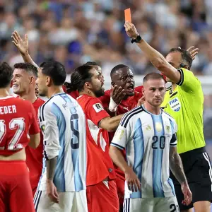 Más poder para el VAR y castigos más duros: Las "antipáticas" reglas del Mundial que comenzarán a implementarse en el fútbol argentino