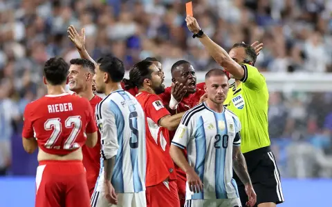 La amarilla anulada a Paredes y la expulsión de Embolo que tanta polvareda levantó en el Argentina-Suiza.