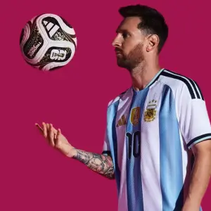 Con Messi de modelo, la pelota dorada de la gloria