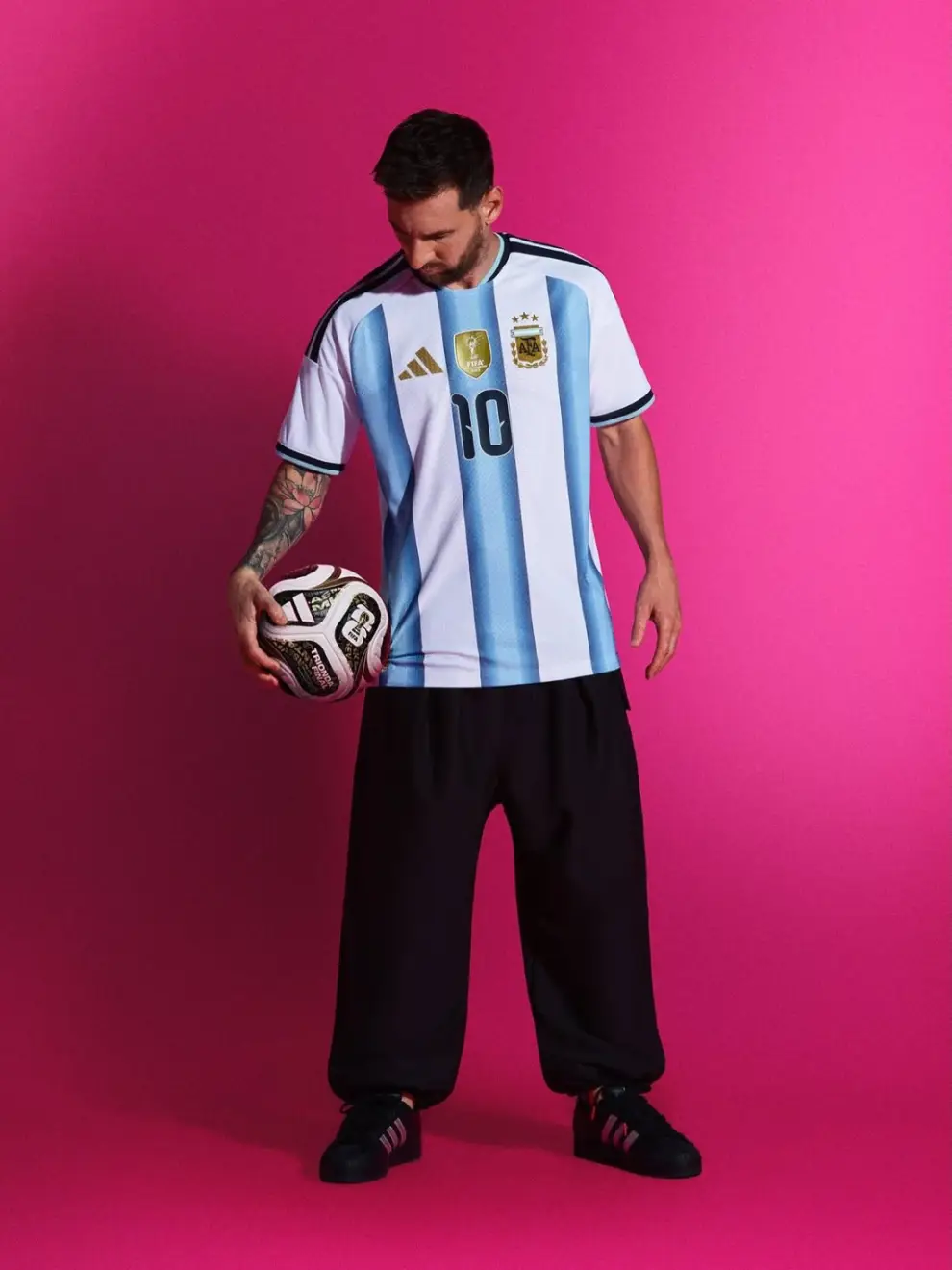 Adidas presentó la Trionda Final, el balón que se usará desde las semifinales