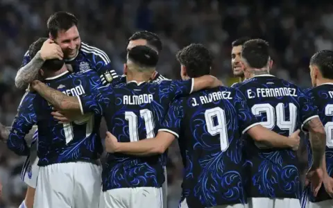 Lionel Messi jugará con la camiseta suplente azul