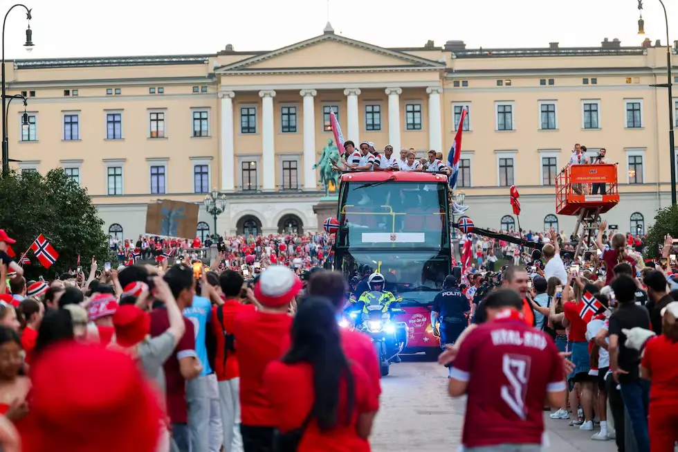 En el centro de Oslo, alrededor de 120.000 personas se reunieron para dar la bienvenida al seleccionado noruego