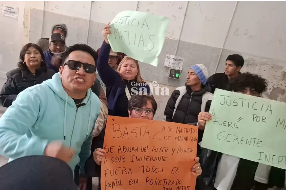 Manifestación en el hospital de Güemes