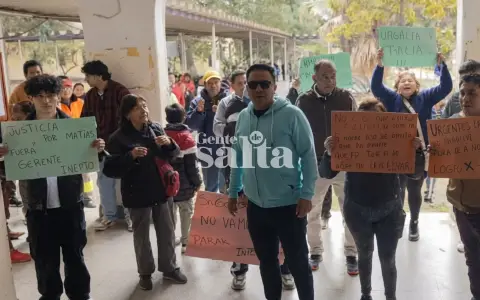 Familiares y vecinos en la manifestación en el Hospital de Güemes 