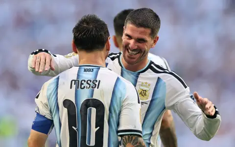 El festejo de De Paul junto a Messi tras la clasificación a semis.