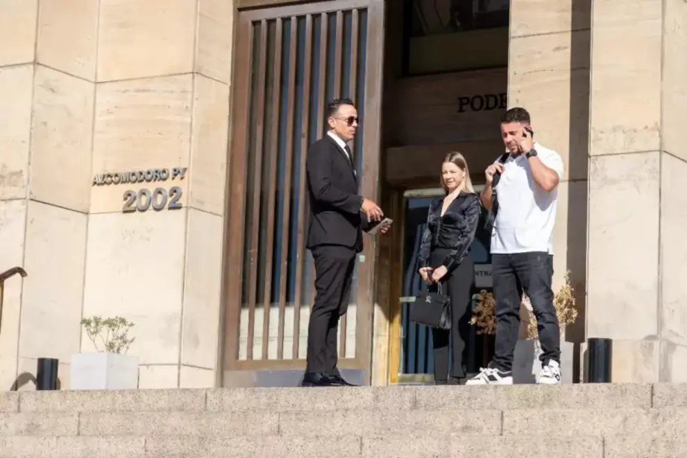 Hauque, de blanco, y sus abogados