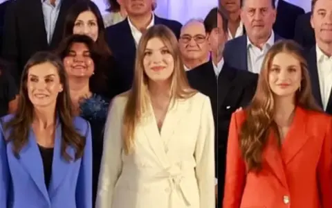 a reina Letizia, la princesa Leonor y la infanta Sofía aparecieron vestidas de azul, blanco y un intenso tono anaranjado.
