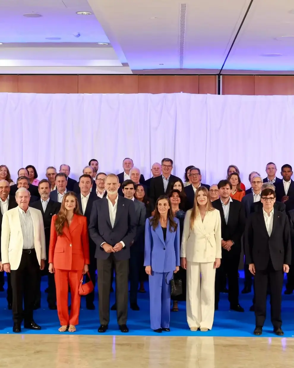 a reina Letizia, la princesa Leonor y la infanta Sofía aparecieron vestidas de azul, blanco y un intenso tono anaranjado.