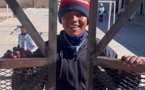 El niño abre las puertas de la escuela rural en El Rosal, en la Quebrada del Toro.