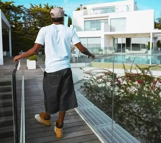 Lamine Yamal en su vivienda en España.