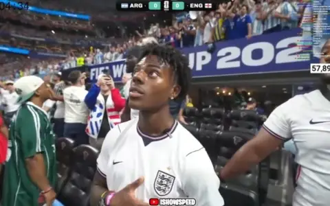 Speed apareció en el partido con la camiseta de Inglaterra.