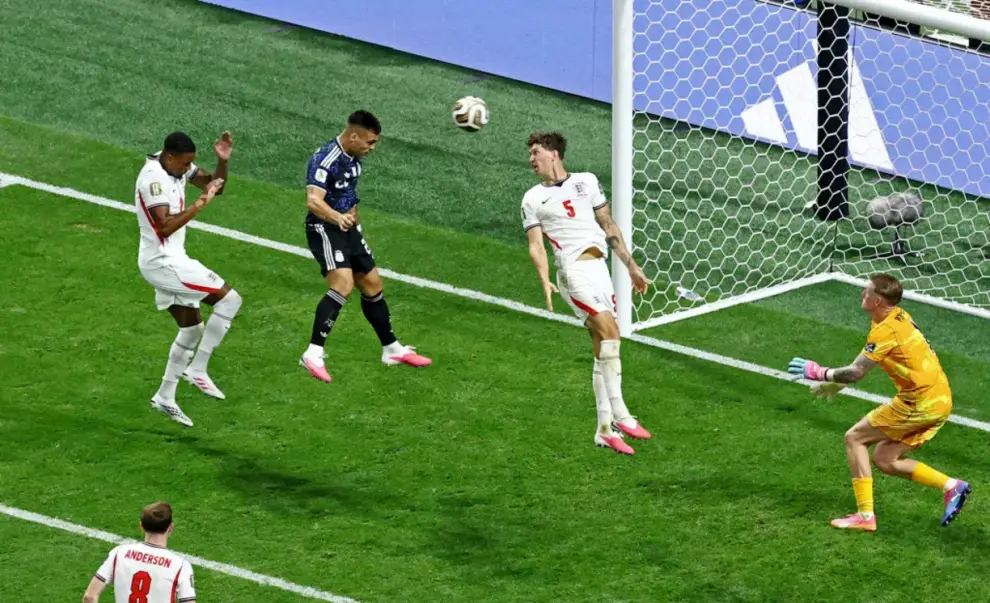 Lautaro Martínez marcó de cabeza un gol en los últimos minutos que clasificó a Argentina para la final del Mundial.