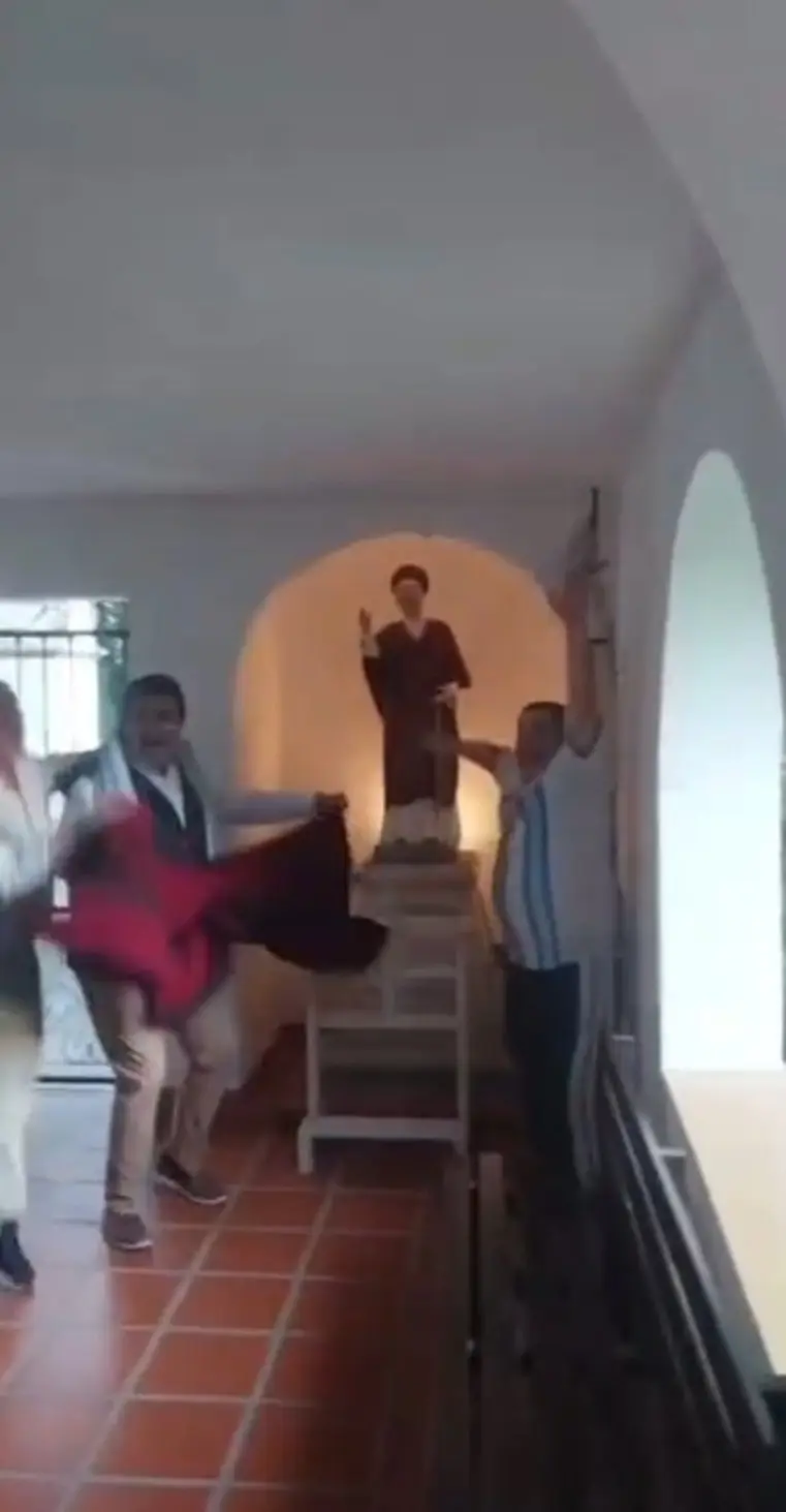 Padre Ossola tocando las campanas