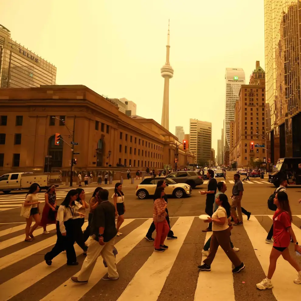 Toronto mientras el humo de los incendios forestales en el norte de Ontario provoca una mala calidad del aire en la ciudad.