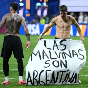 “Las Malvinas son argentinas”, la bandera que desplegaron algunos jugadores tras el pase a la gran final