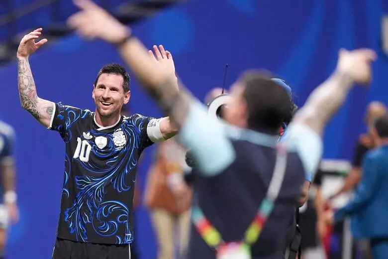 Lo buscaron con pierna fuerte desde el primer minuto, pero el capitán volvió a aparecer en el final y, como tantas otras veces, terminó sonriendo.