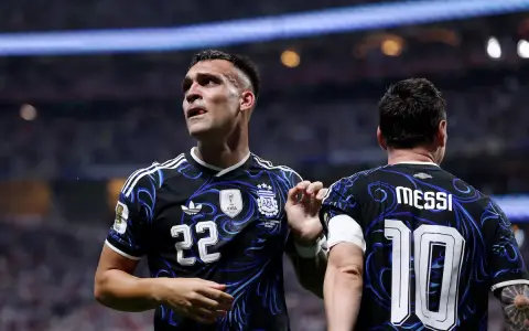Lautaro Martínez festeja con Messi
