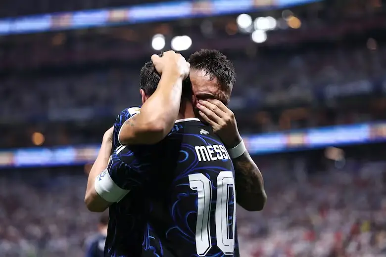 Lautaro Martínez llora en los brazos de Messi