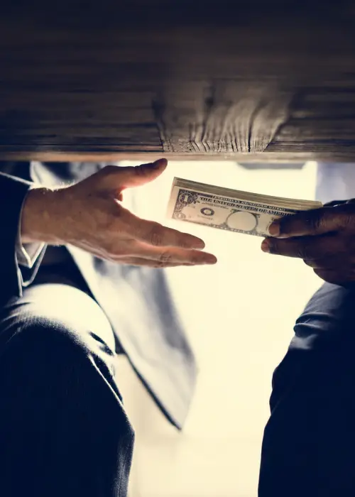 El cohecho y el tráfico de influencias forman parte de los delitos contra la administración pública relevados por el SNIC. Imagen ilustrativa.
