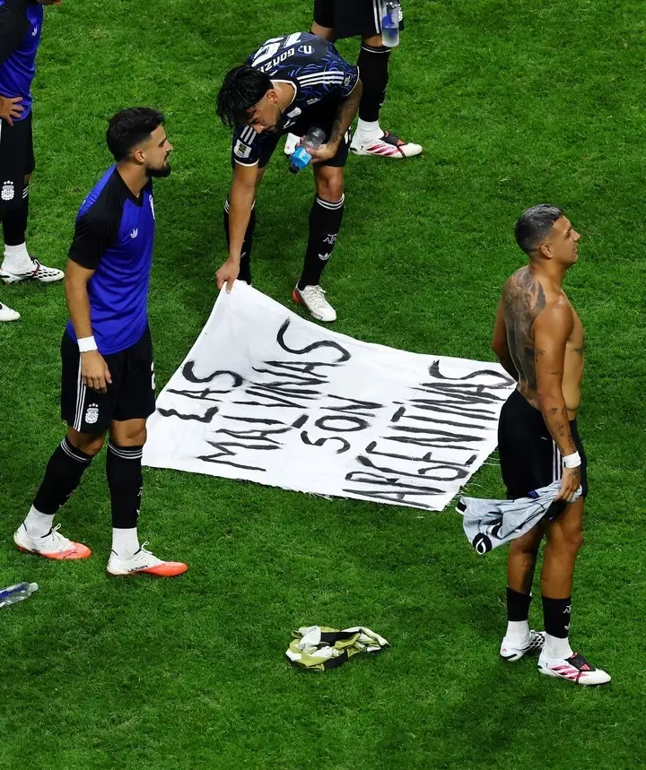 Jugadores de la Selección nacional con la bandera de la polémica.