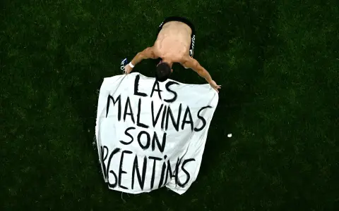 Reino Unido le pidió a la FIFA que investigue a la Argentina por la bandera sobre las Islas Malvinas  