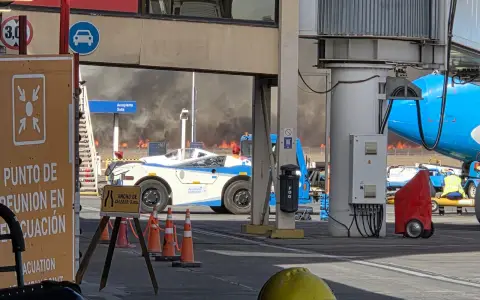 La gran cantidad de humo que sale del incendio de pastizales producido en el perímetro del aeropuerto salteño.