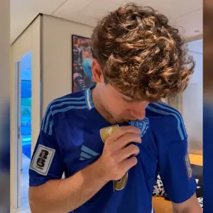 "Un minuto de silencio": La llegada de Colapinto llegó al GP de Bélgica con la camiseta de Argentina tras vencer a Inglaterra