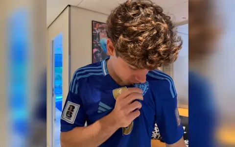 Colapinto besando la camiseta y palpitando en fin de semana que le toca atravesar en el GP de Bélgica