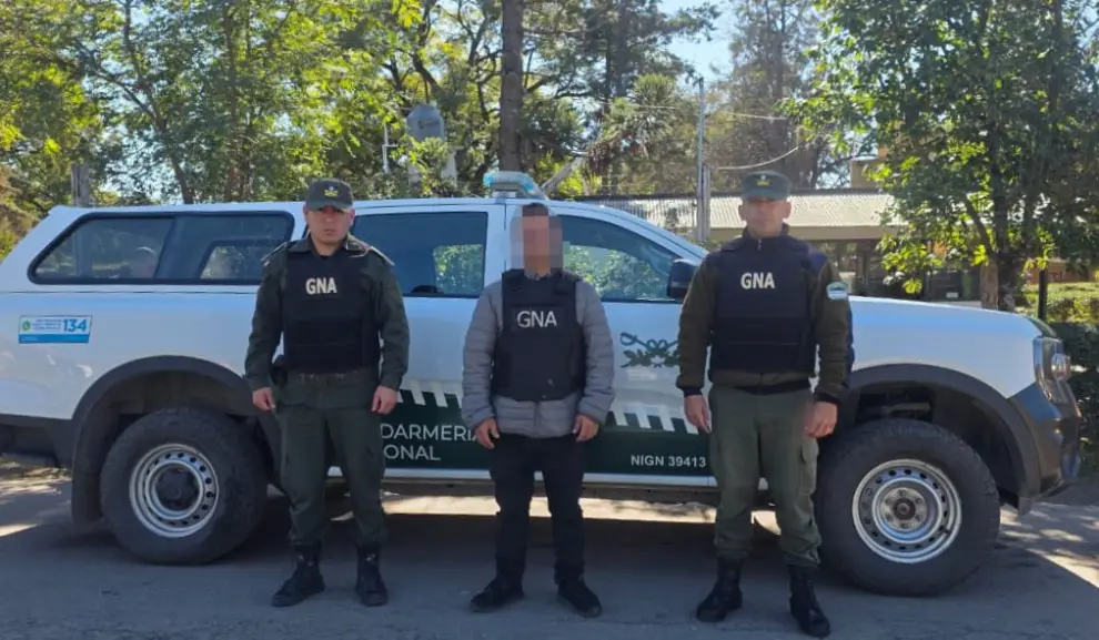 Gendarmes capturaron a un hombre acusado de abusar de un menor en Chile.