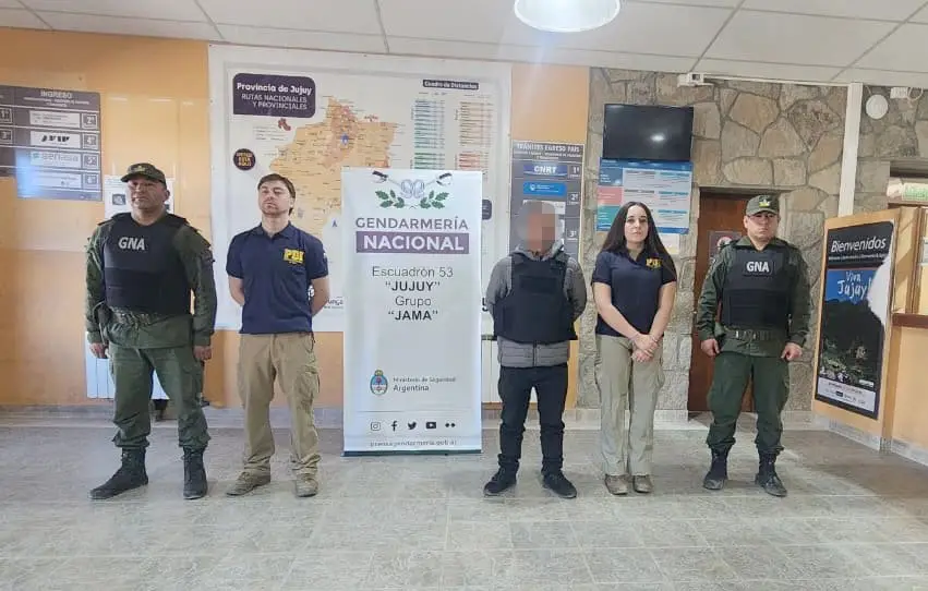 Gendarmes capturaron a un hombre acusado de abusar de un menor en Chile.