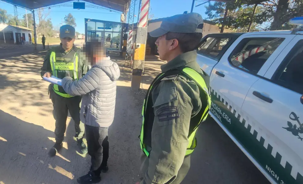 Gendarmes capturaron a un hombre acusado de abusar de un menor en Chile.