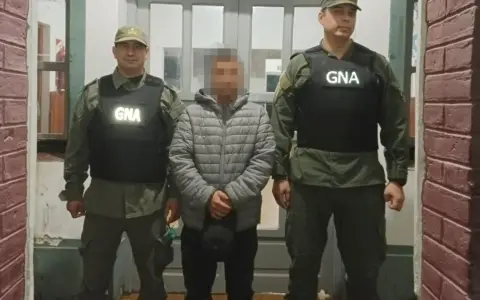 Gendarmes capturaron a un hombre acusado de abusar de un menor en Chile.