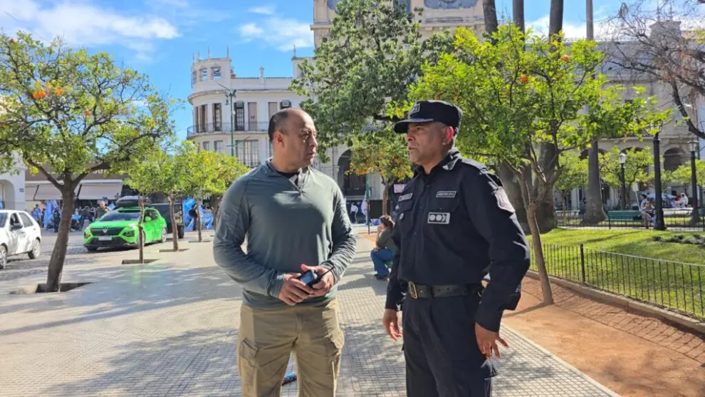El nuevo jefe de la Policía, Walter Toledo (izq), junto a uno de sus colegas.