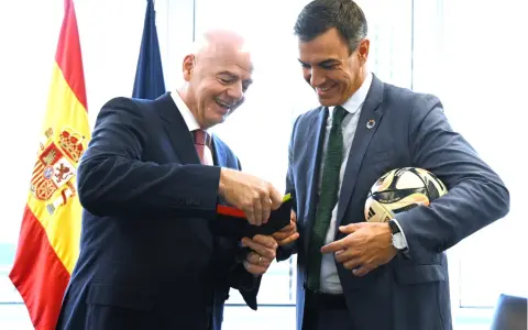 Gianni Infantino junto a Pedro Sánchez