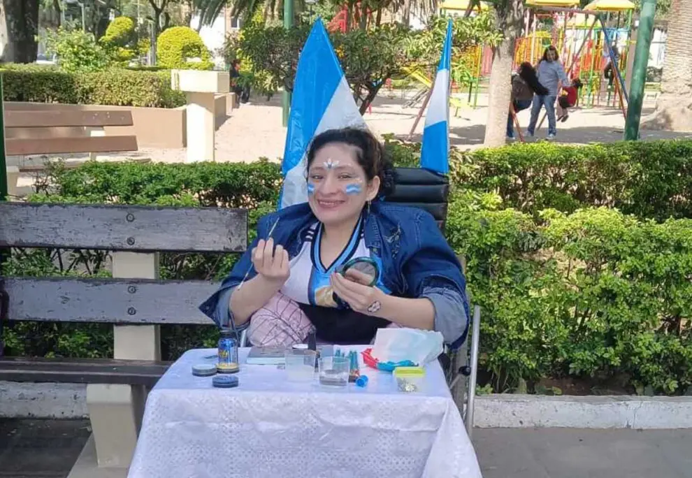 Yasmín Mejías en su puesto de la plaza San Martín.