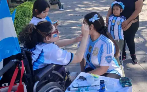 Yasmín, trabajando con una clienta en la plaza San Martín de Tartagal.