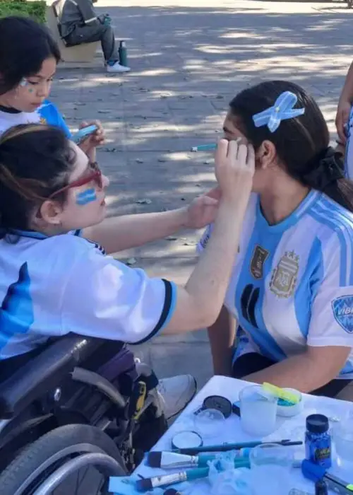 Yasmín, trabajando con una clienta en la plaza San Martín de Tartagal.