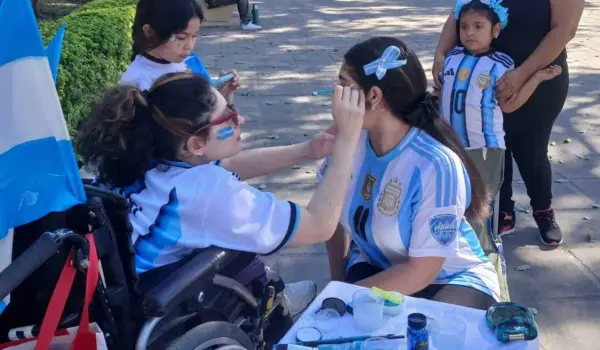Yasmín, trabajando con una clienta en la plaza San Martín de Tartagal.
