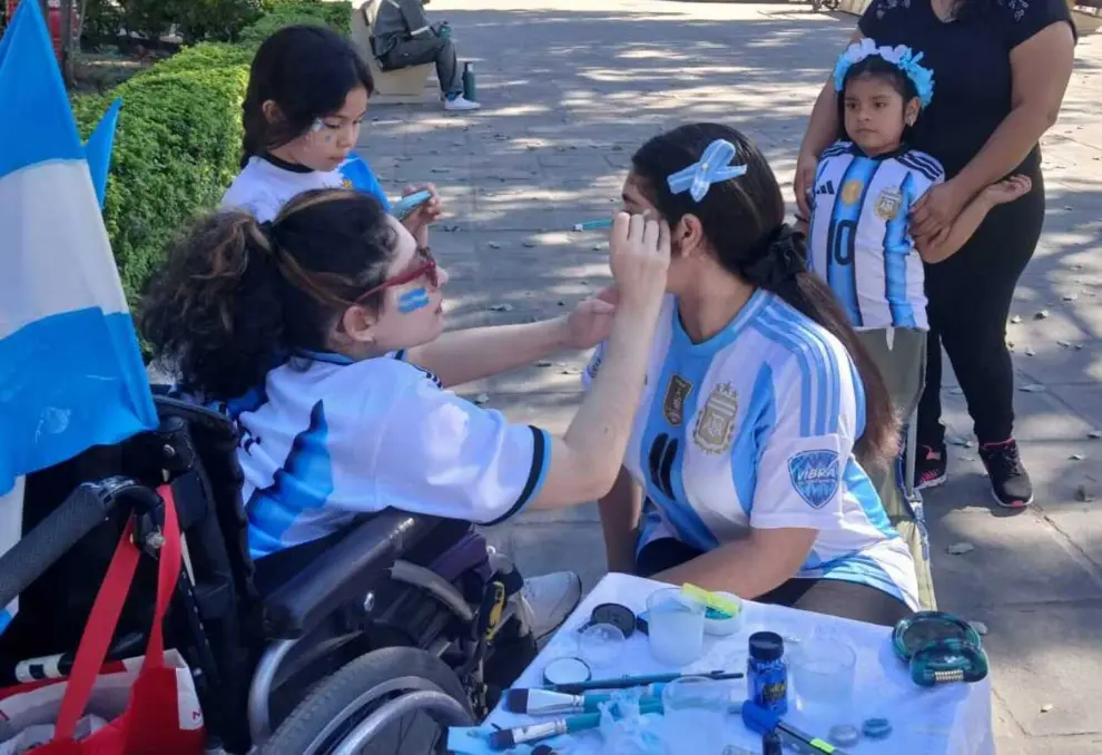 Yasmín, trabajando con una clienta en la plaza San Martín de Tartagal.