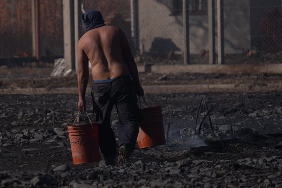 El fuego avanza hacia barrio Mi Refugio en la zona de San Luis. Los vecinos intentan sofocar las llamas por sus propios medios
